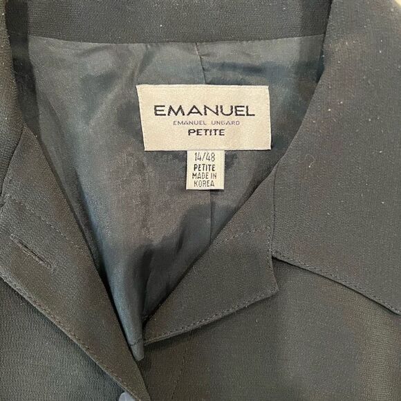 Emanuel Ungaro Women's Button Front Petite Crop Long sleeves Blazer Size 14

Ema - Picture 2 of 5